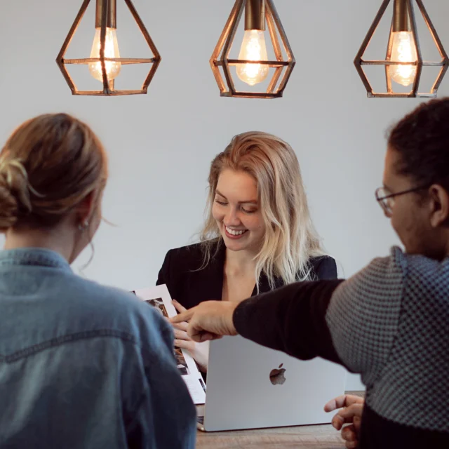 Wedding-APK 🔧

Ja je leest het goed. Bij Beloved Weddings is het mogelijk om een Wedding-APK te boeken. Wanneer doen jullie dit? Als jullie vastlopen in de voorbereidingen. Tijdens dit gesprek nemen we de Actielijst, het Programma en een Keuze onderdeel door. Ik help jullie op weg, zodat jullie weer vol enthousiasme verder kunnen met de voorbereidingen. Na het gesprek ontvangen jullie een Weddingbook inclusief een gepersonaliseerde actielijst en de uitwerkingen van het gesprek. 

📸: @lindsaytammerphotography 

#belovedweddings #weddingapk #weddingbrainstorm